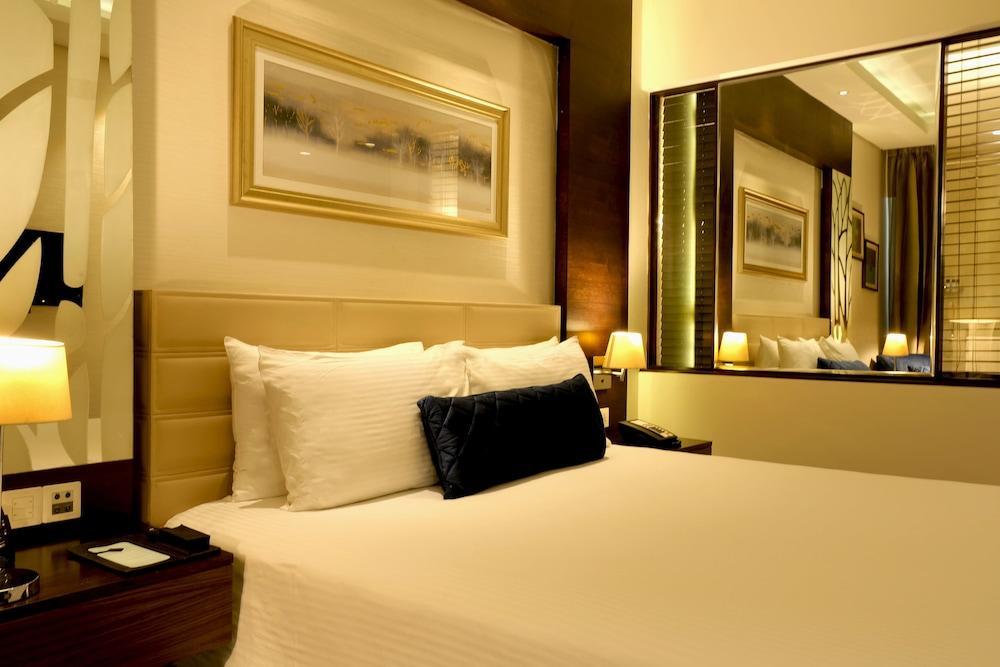 Doubletree By Hilton Gurugram Baani Square Hotel Gurgaon Exterior photo
