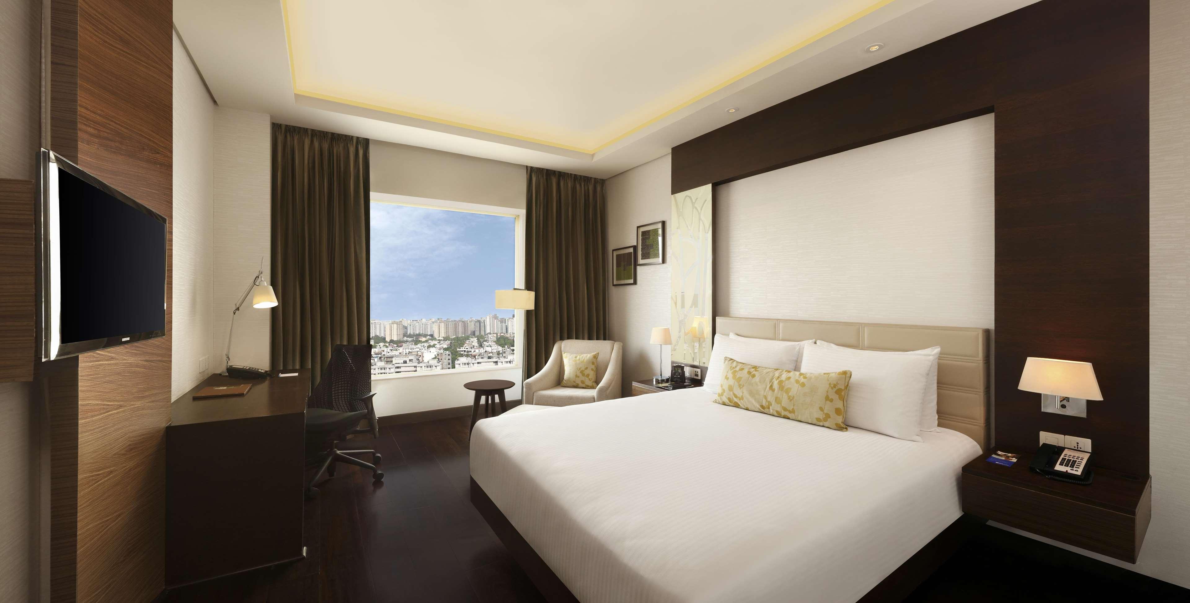 Doubletree By Hilton Gurugram Baani Square Hotel Gurgaon Exterior photo