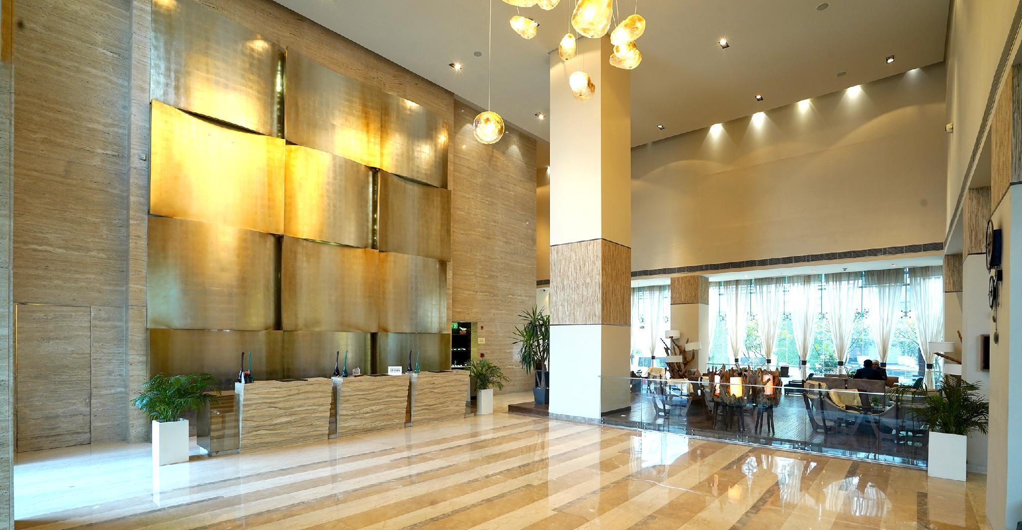 Doubletree By Hilton Gurugram Baani Square Hotel Gurgaon Exterior photo