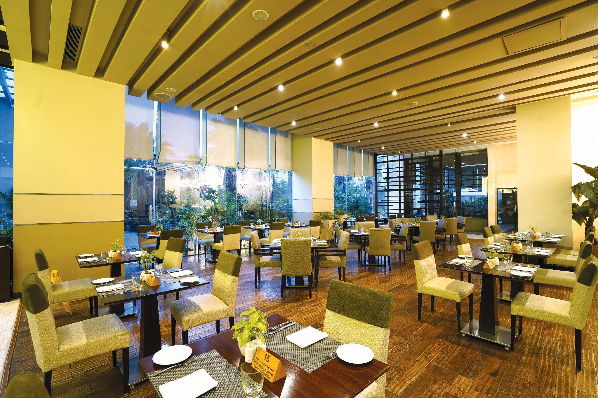 Doubletree By Hilton Gurugram Baani Square Hotel Gurgaon Exterior photo