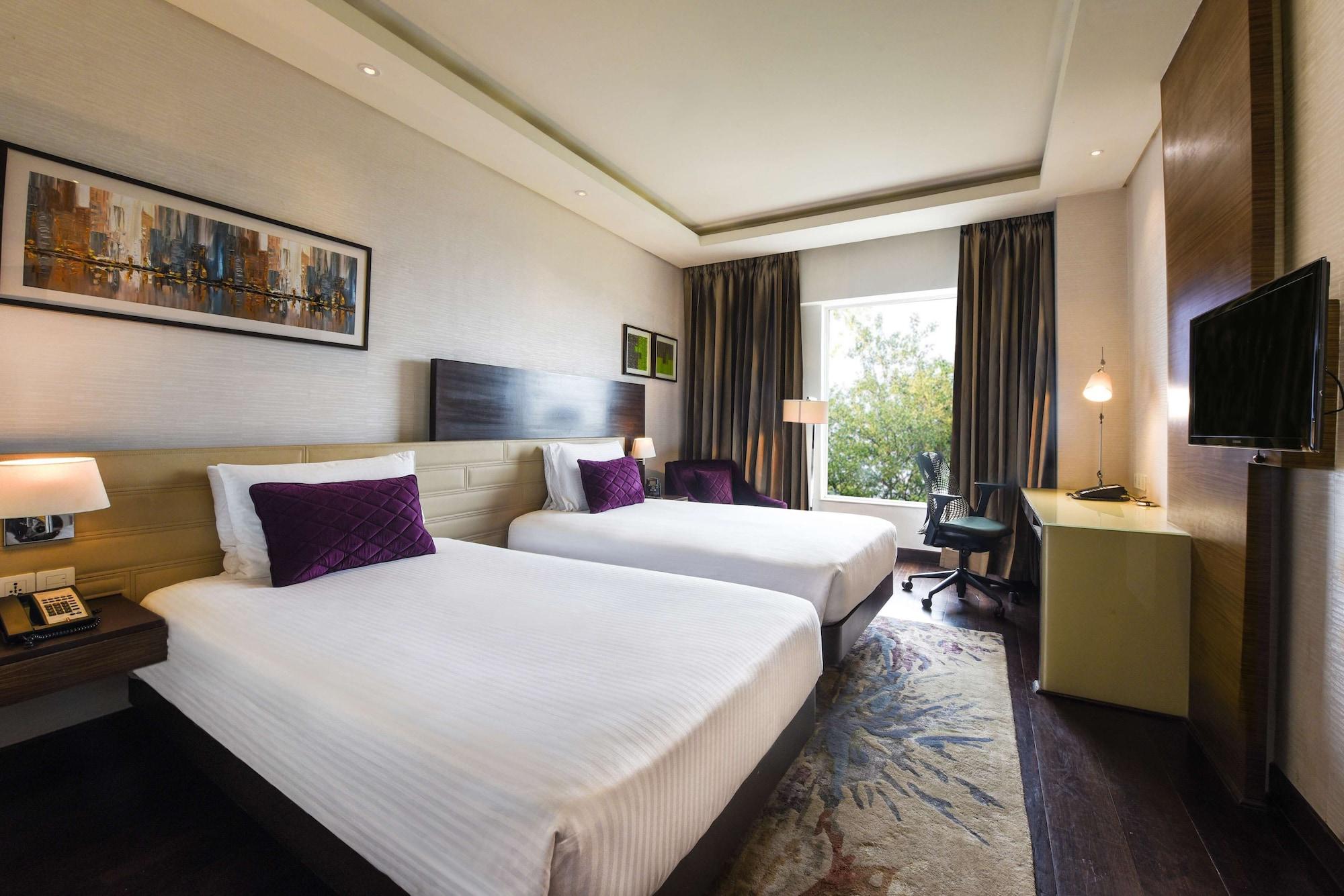 Doubletree By Hilton Gurugram Baani Square Hotel Gurgaon Exterior photo