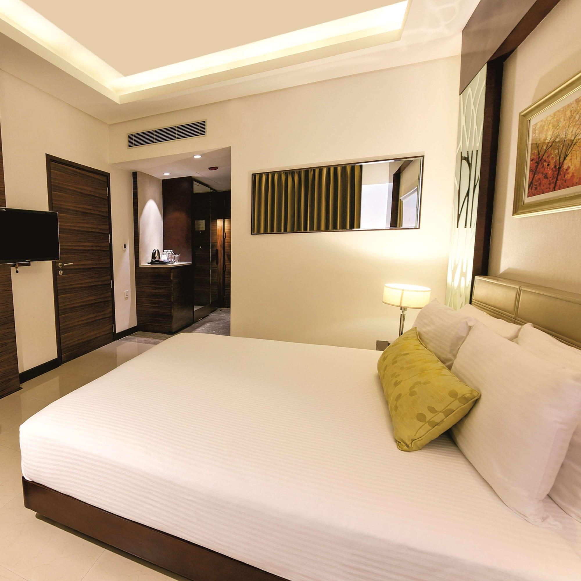 Doubletree By Hilton Gurugram Baani Square Hotel Gurgaon Exterior photo