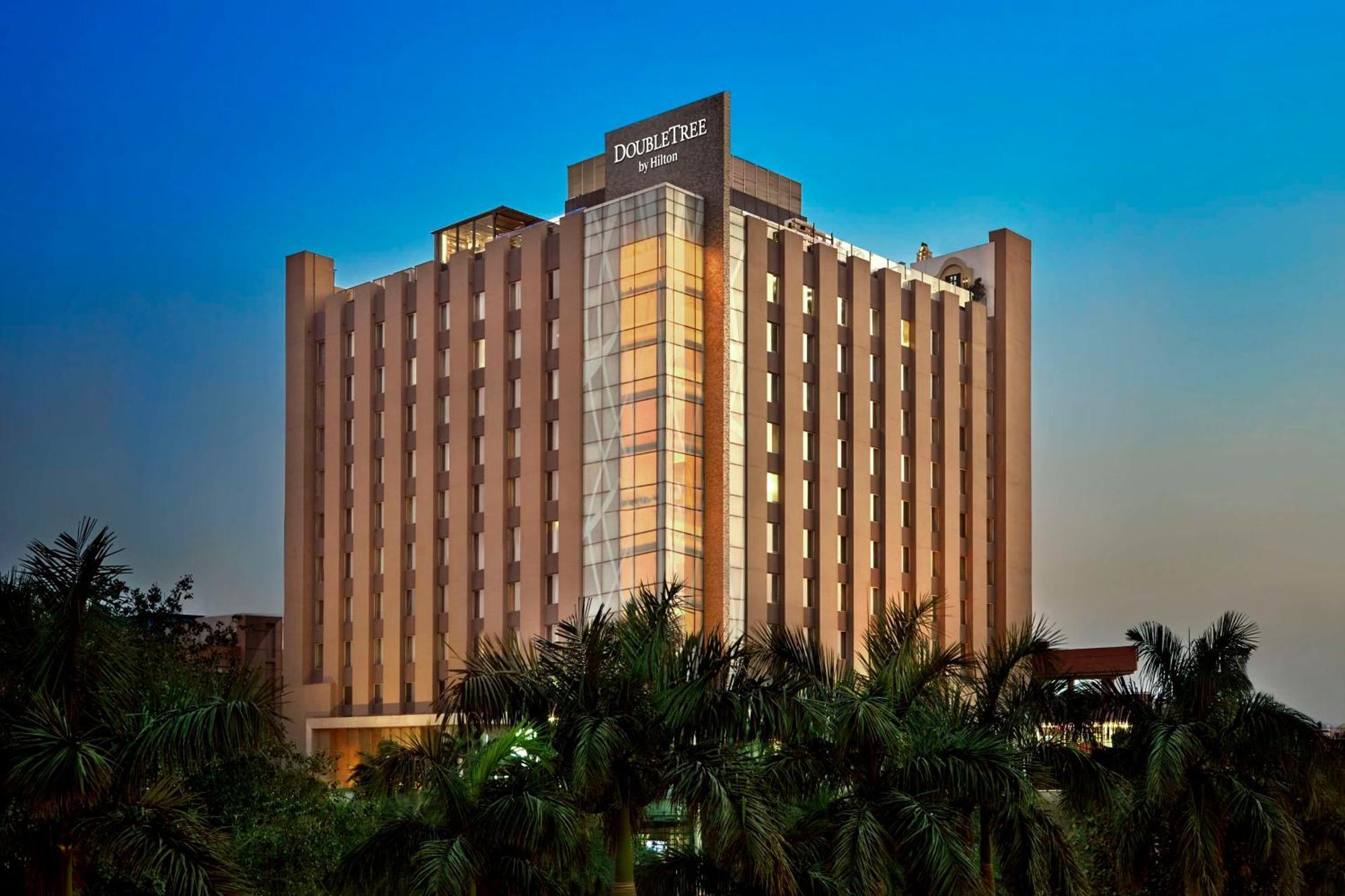 Doubletree By Hilton Gurugram Baani Square Hotel Gurgaon Exterior photo