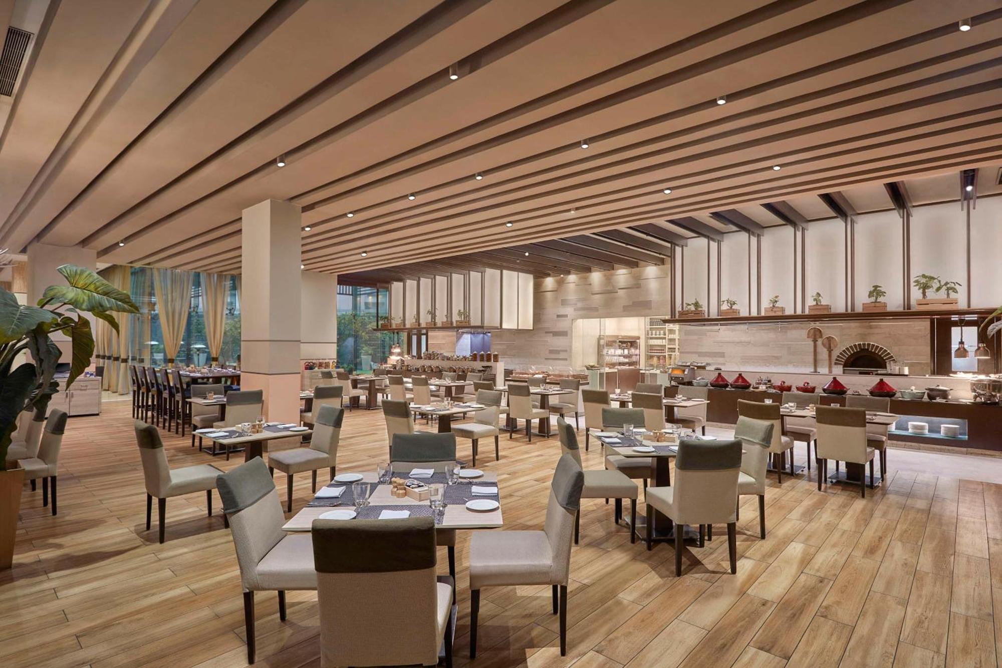 Doubletree By Hilton Gurugram Baani Square Hotel Gurgaon Exterior photo