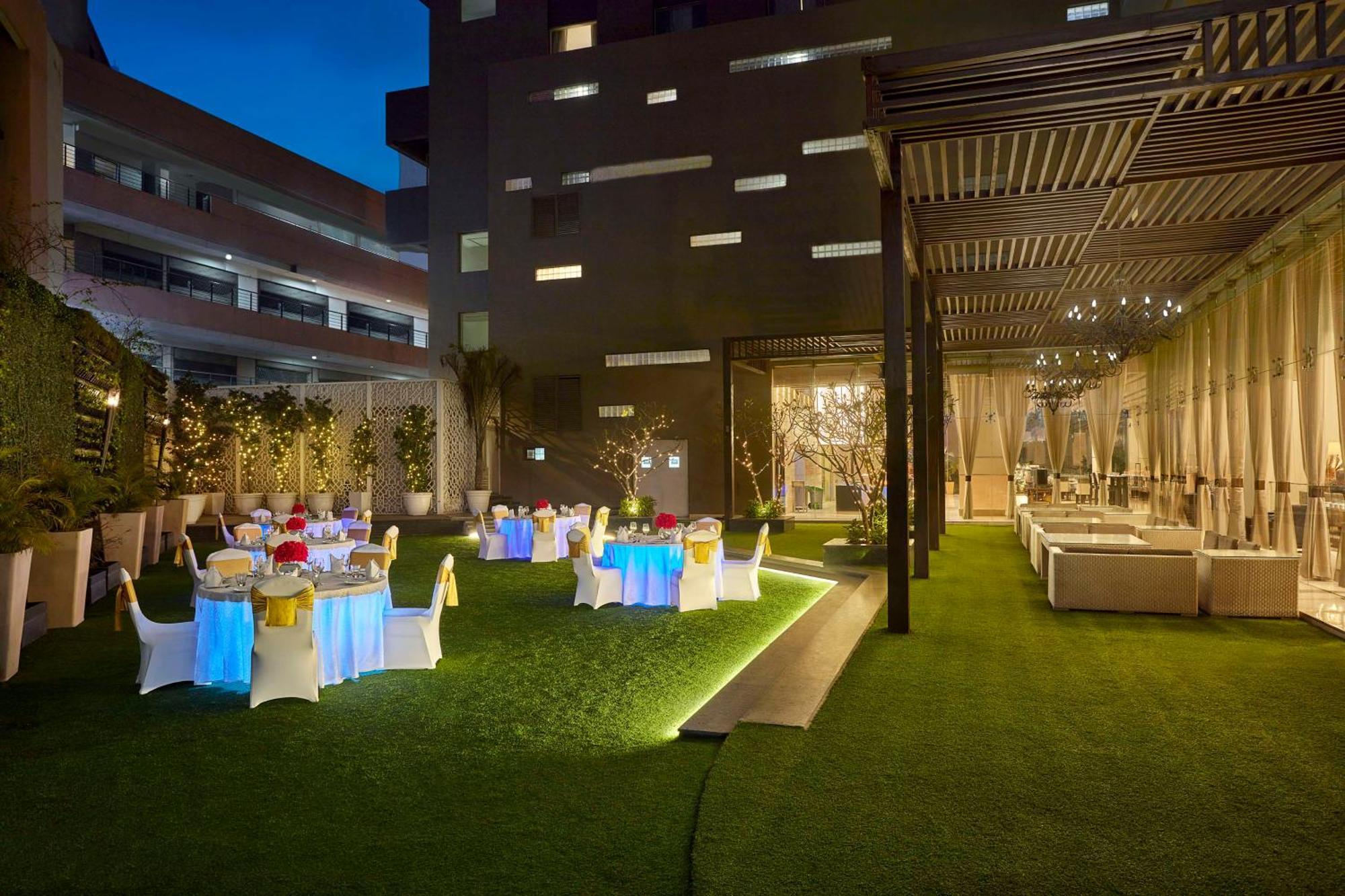 Doubletree By Hilton Gurugram Baani Square Hotel Gurgaon Exterior photo