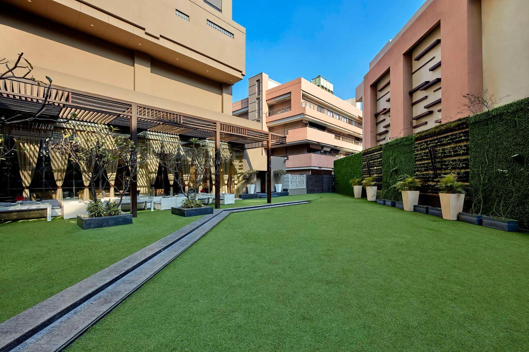 Doubletree By Hilton Gurugram Baani Square Hotel Gurgaon Exterior photo