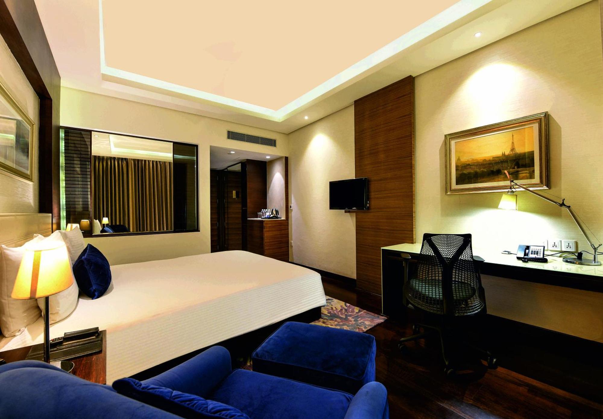 Doubletree By Hilton Gurugram Baani Square Hotel Gurgaon Exterior photo