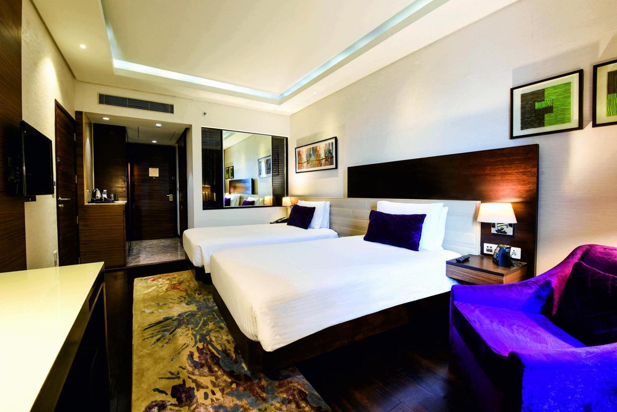 Doubletree By Hilton Gurugram Baani Square Hotel Gurgaon Exterior photo