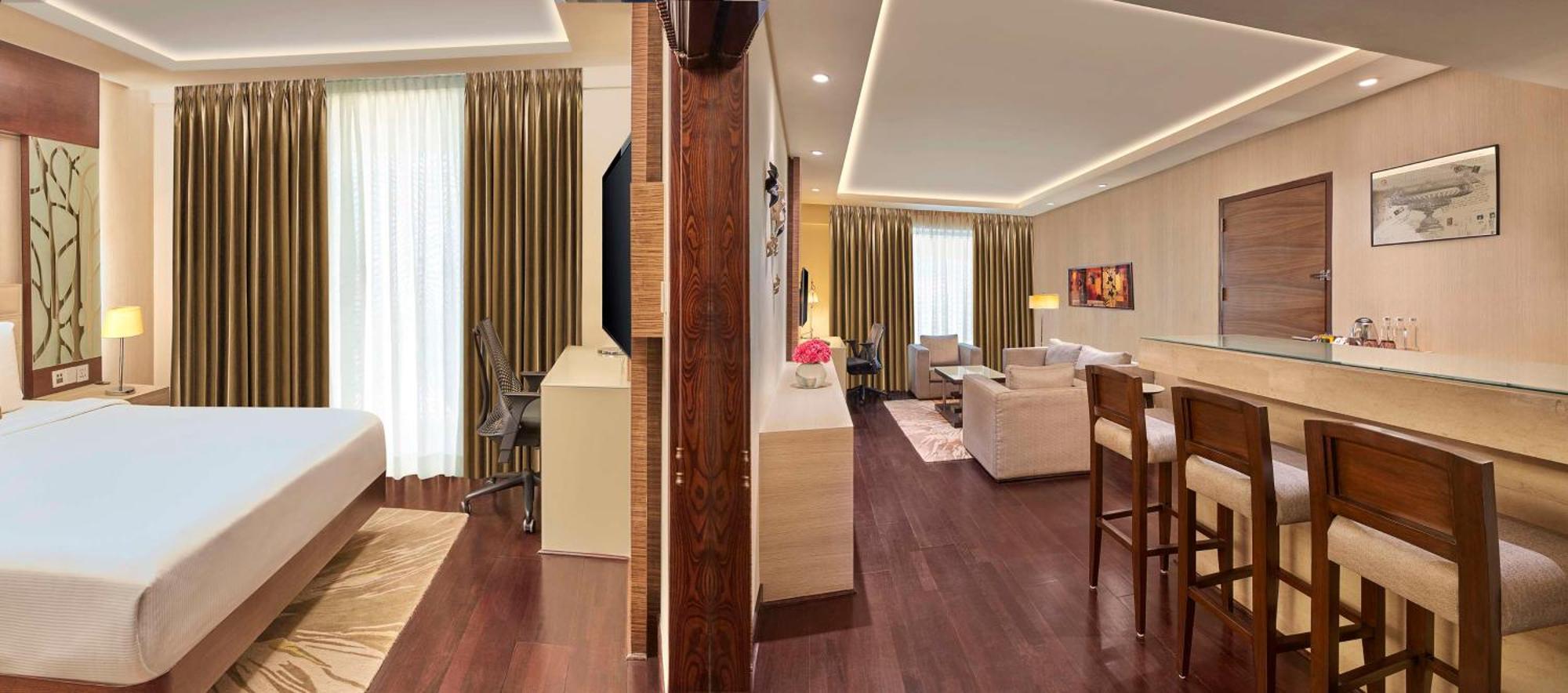 Doubletree By Hilton Gurugram Baani Square Hotel Gurgaon Exterior photo