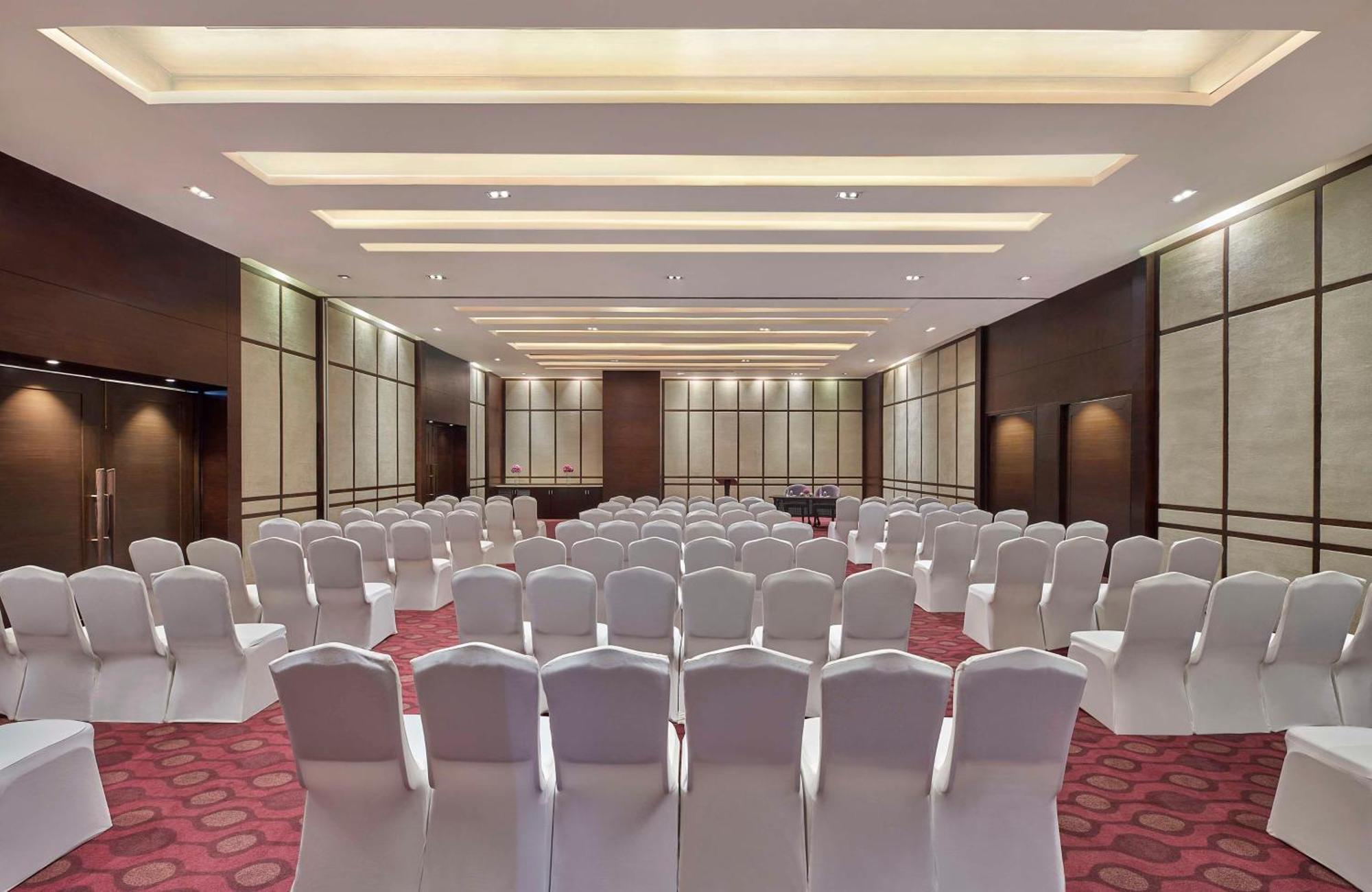 Doubletree By Hilton Gurugram Baani Square Hotel Gurgaon Exterior photo