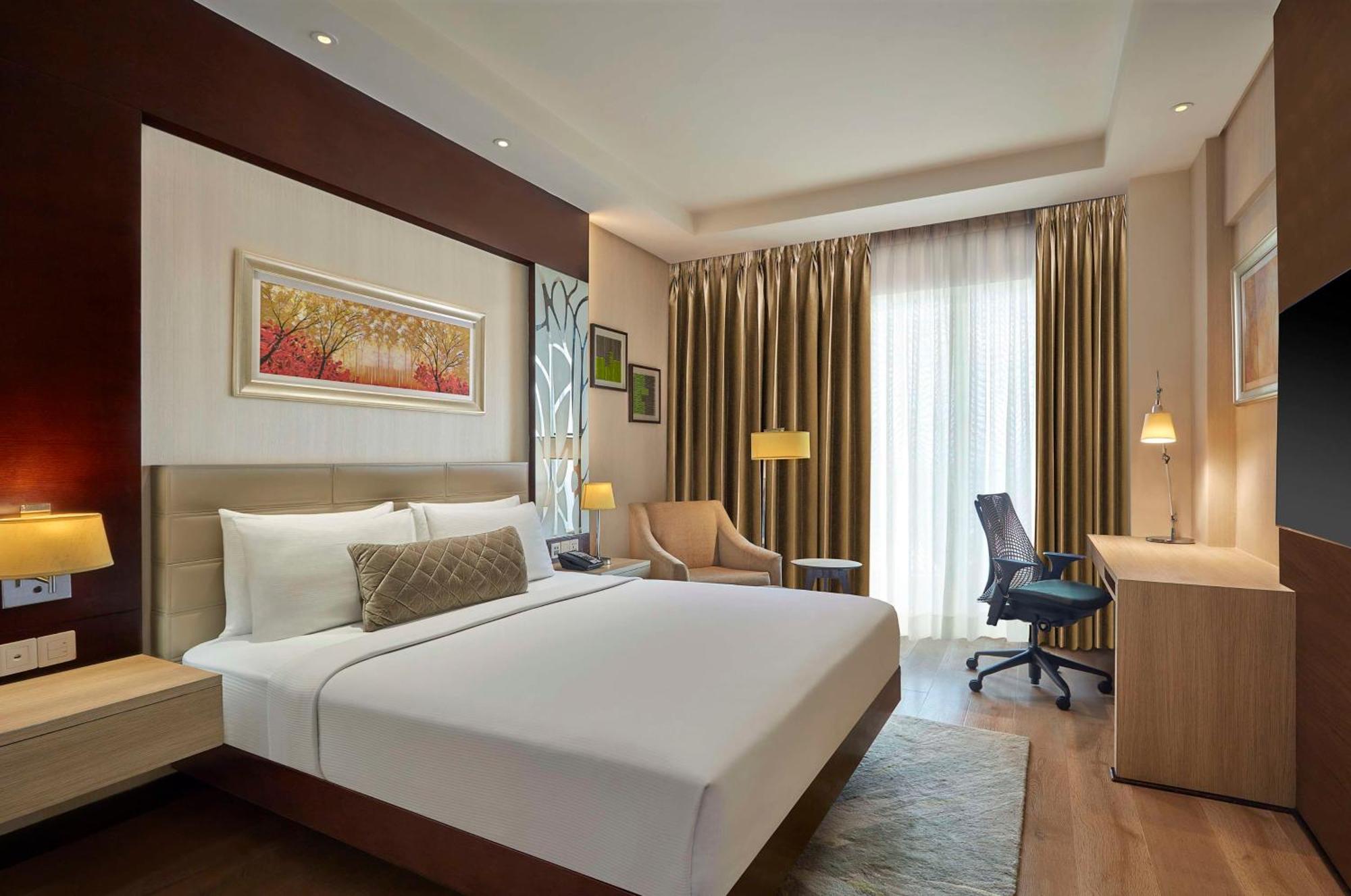 Doubletree By Hilton Gurugram Baani Square Hotel Gurgaon Exterior photo