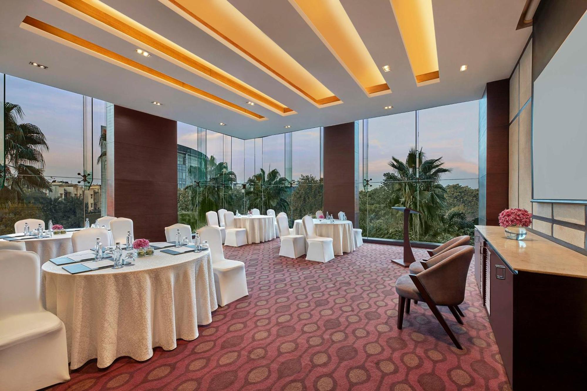 Doubletree By Hilton Gurugram Baani Square Hotel Gurgaon Exterior photo