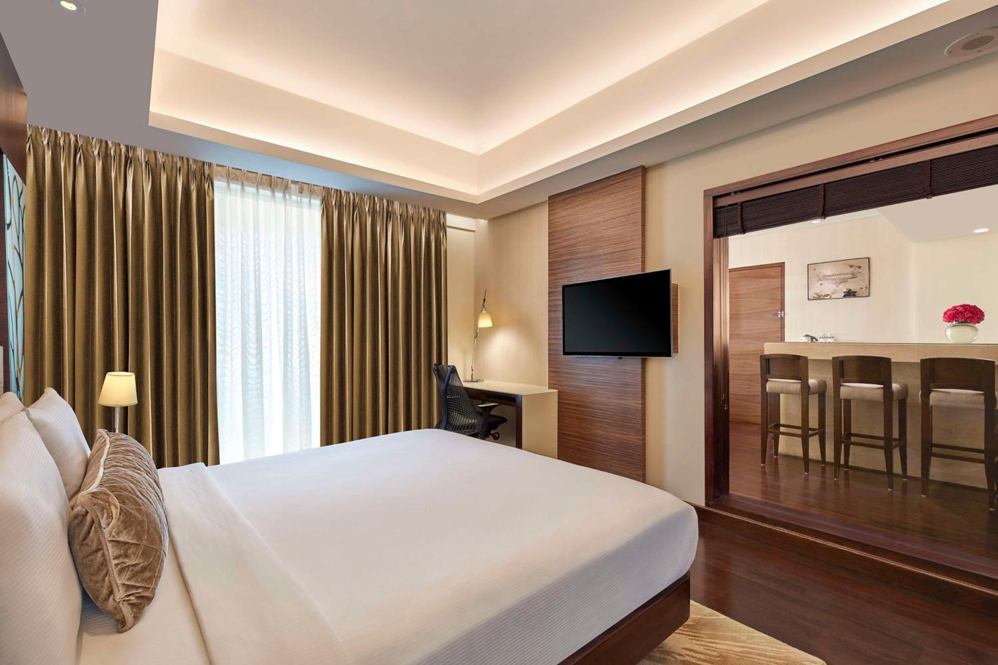 Doubletree By Hilton Gurugram Baani Square Hotel Gurgaon Exterior photo
