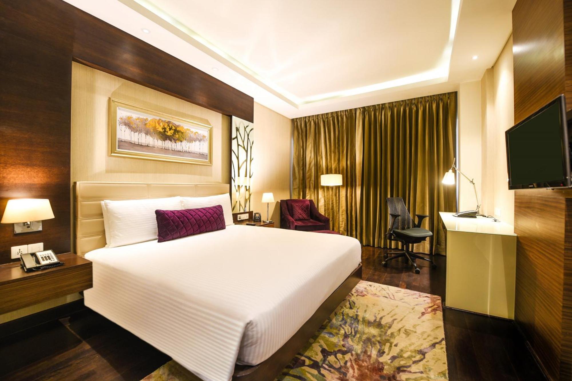 Doubletree By Hilton Gurugram Baani Square Hotel Gurgaon Exterior photo