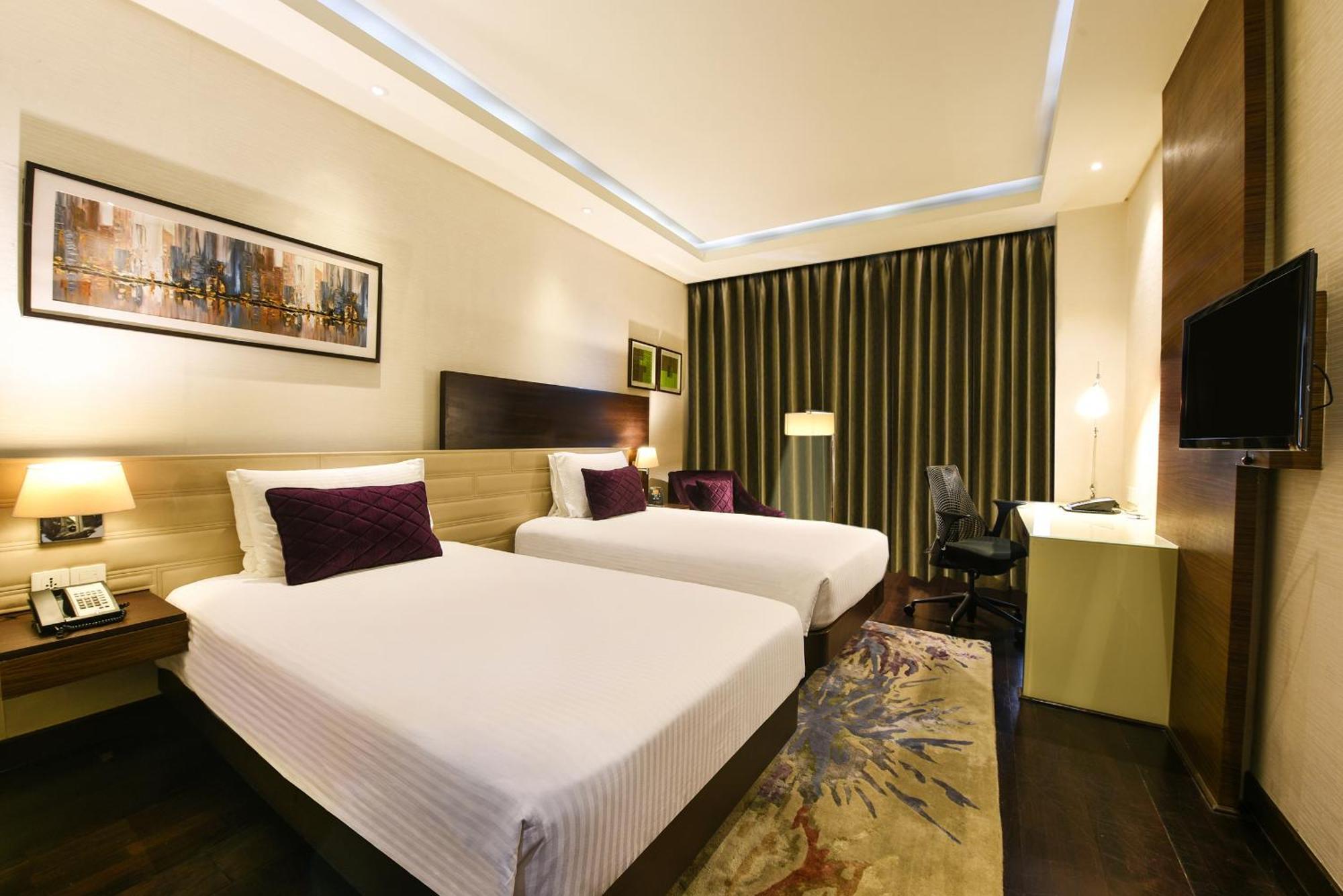 Doubletree By Hilton Gurugram Baani Square Hotel Gurgaon Exterior photo