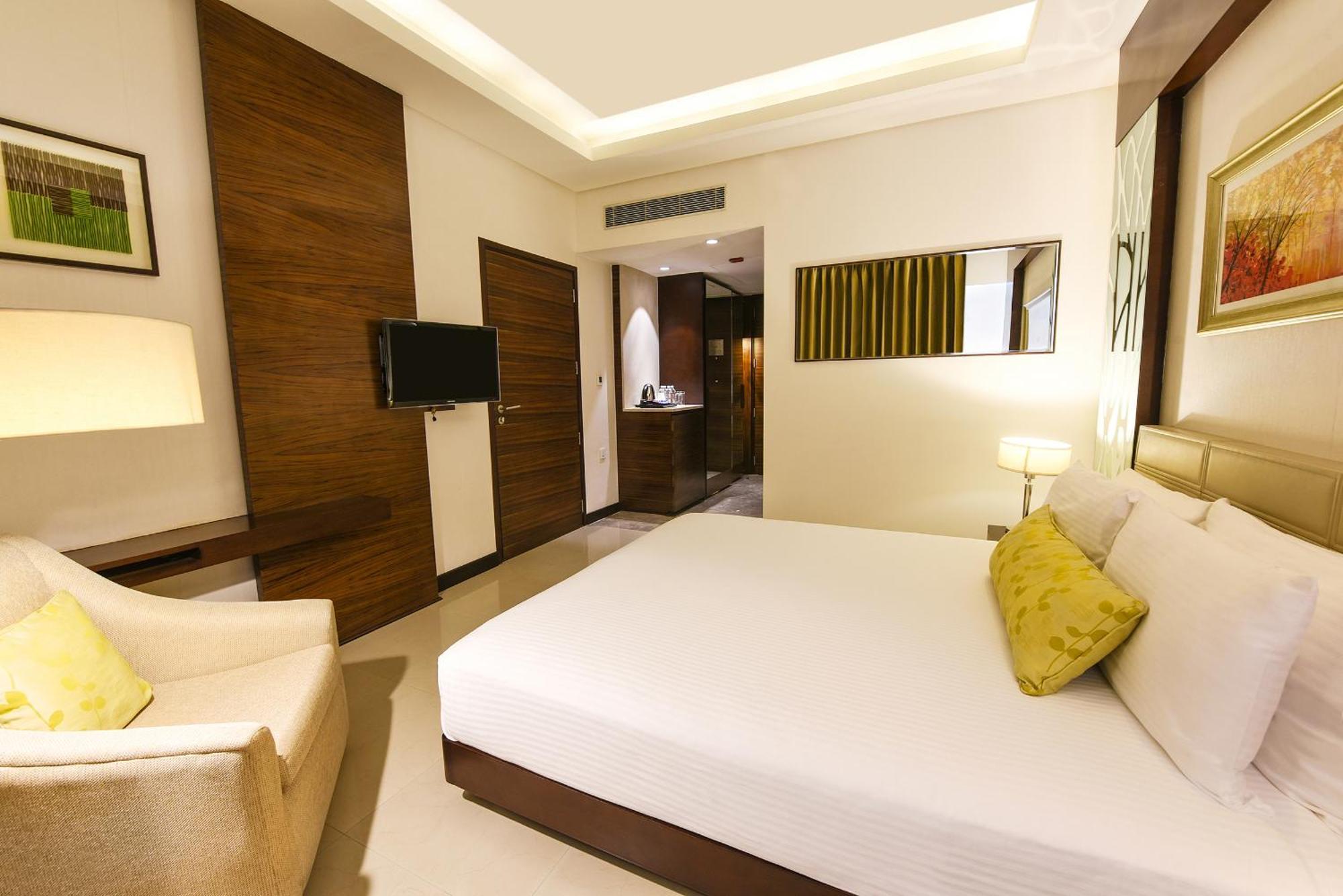 Doubletree By Hilton Gurugram Baani Square Hotel Gurgaon Exterior photo