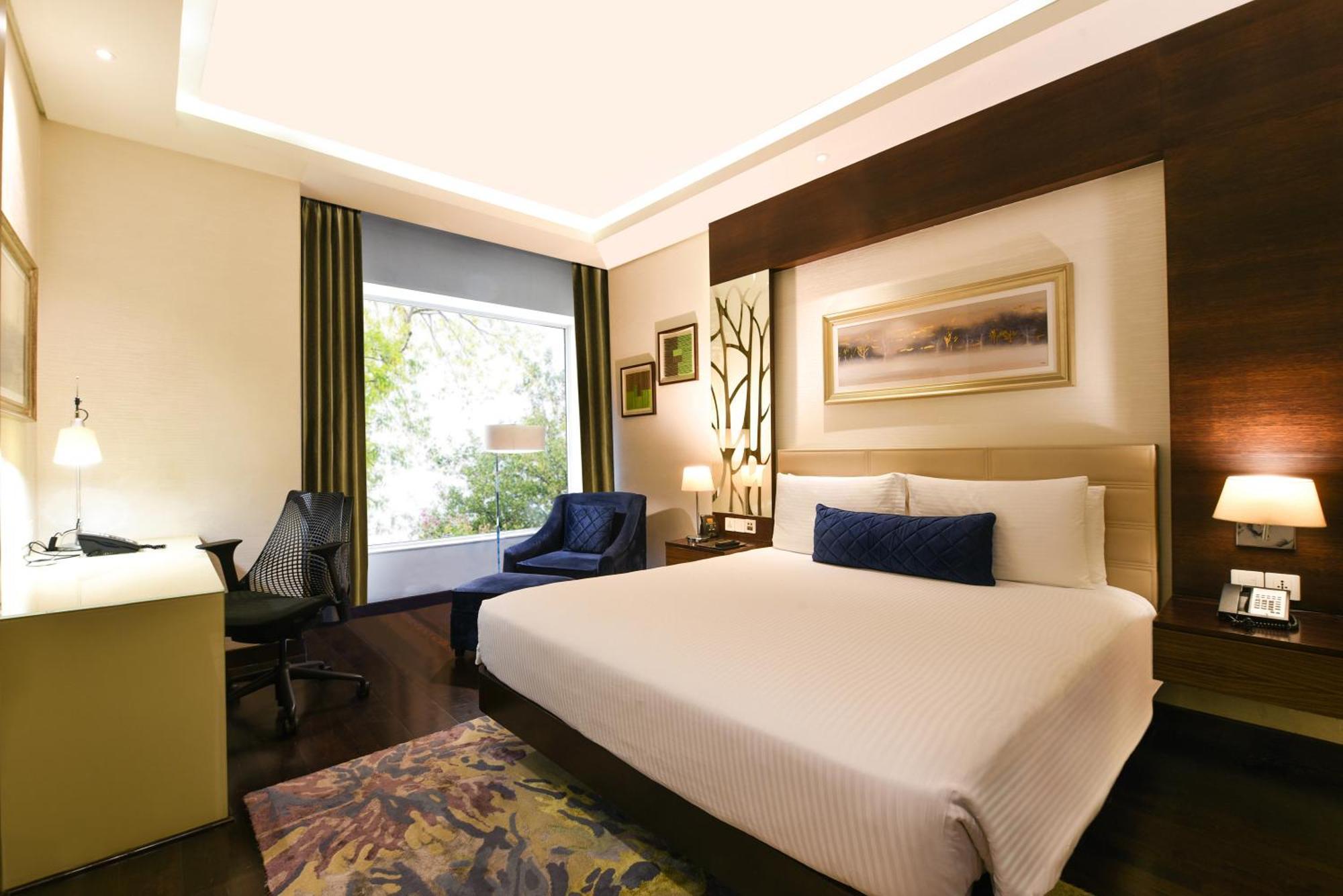Doubletree By Hilton Gurugram Baani Square Hotel Gurgaon Exterior photo