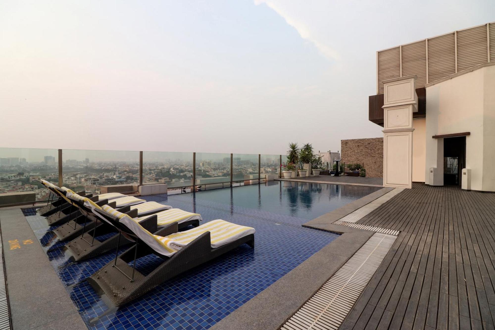 Doubletree By Hilton Gurugram Baani Square Hotel Gurgaon Exterior photo