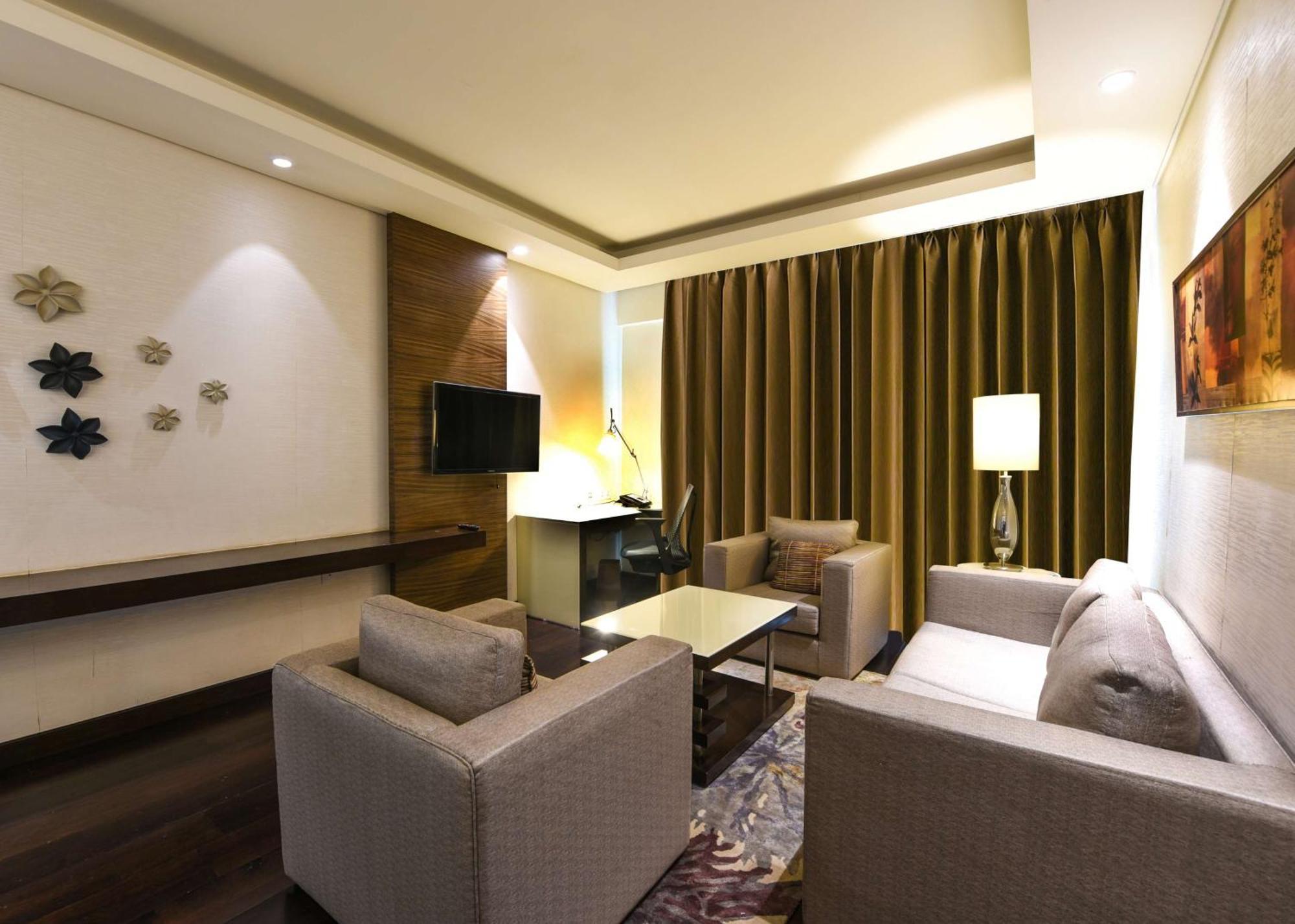 Doubletree By Hilton Gurugram Baani Square Hotel Gurgaon Exterior photo