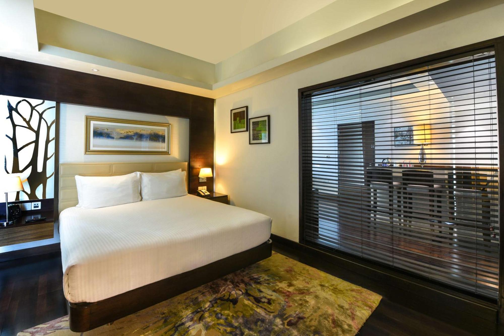 Doubletree By Hilton Gurugram Baani Square Hotel Gurgaon Exterior photo