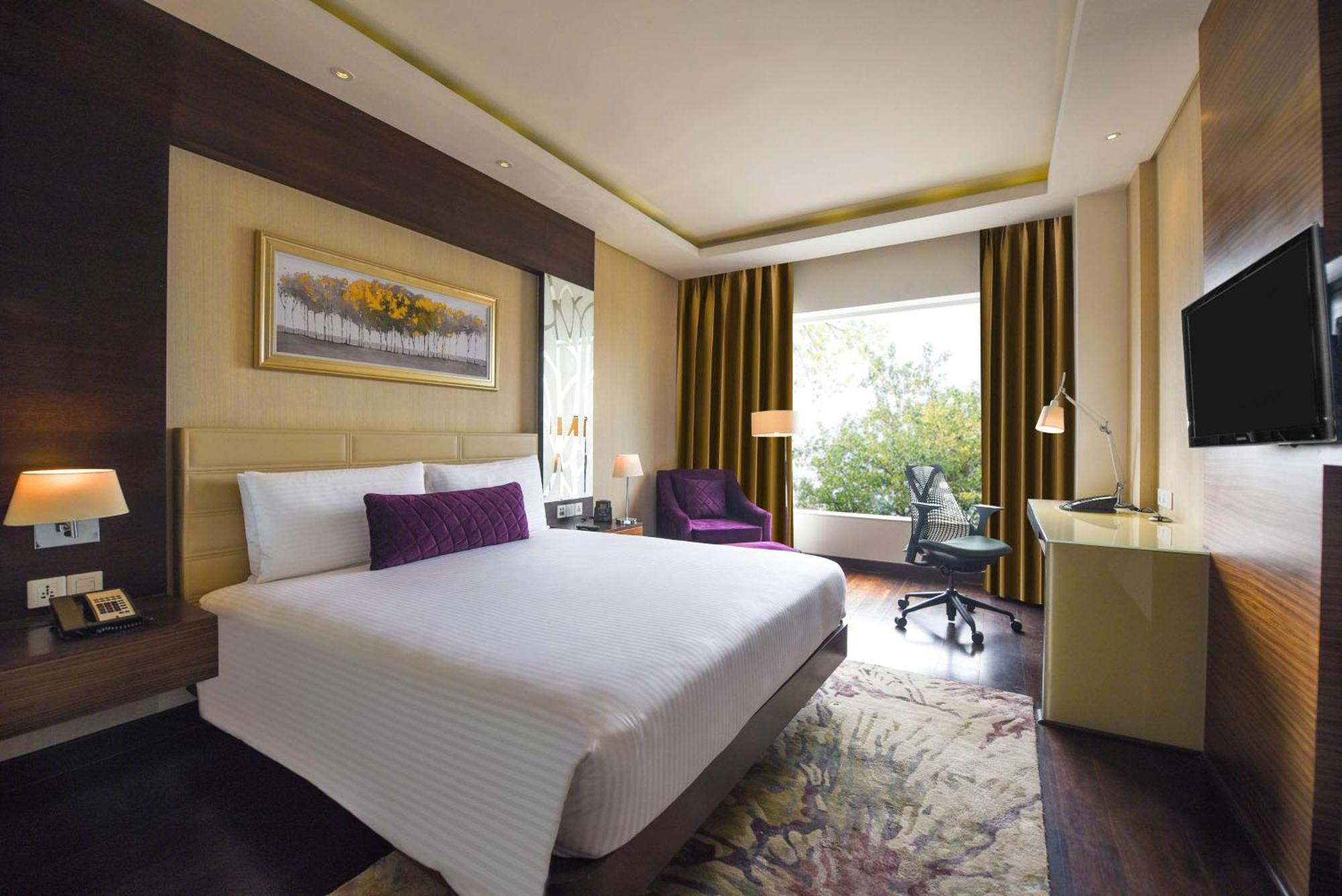 Doubletree By Hilton Gurugram Baani Square Hotel Gurgaon Exterior photo