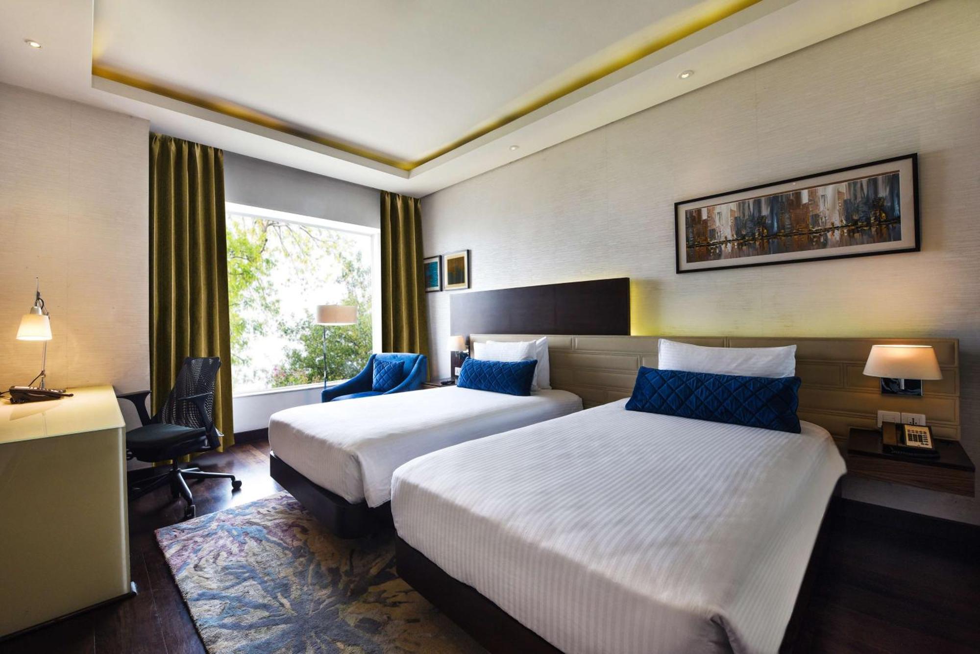 Doubletree By Hilton Gurugram Baani Square Hotel Gurgaon Exterior photo