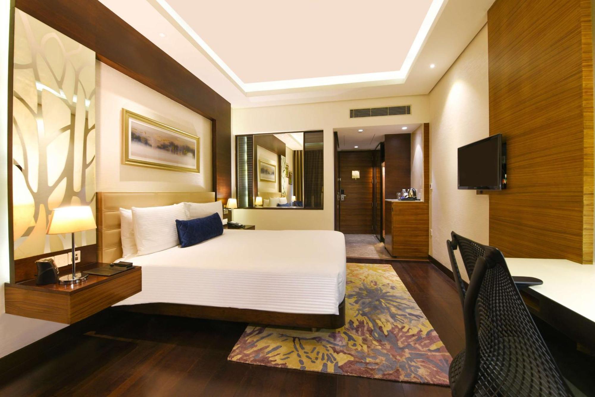 Doubletree By Hilton Gurugram Baani Square Hotel Gurgaon Exterior photo