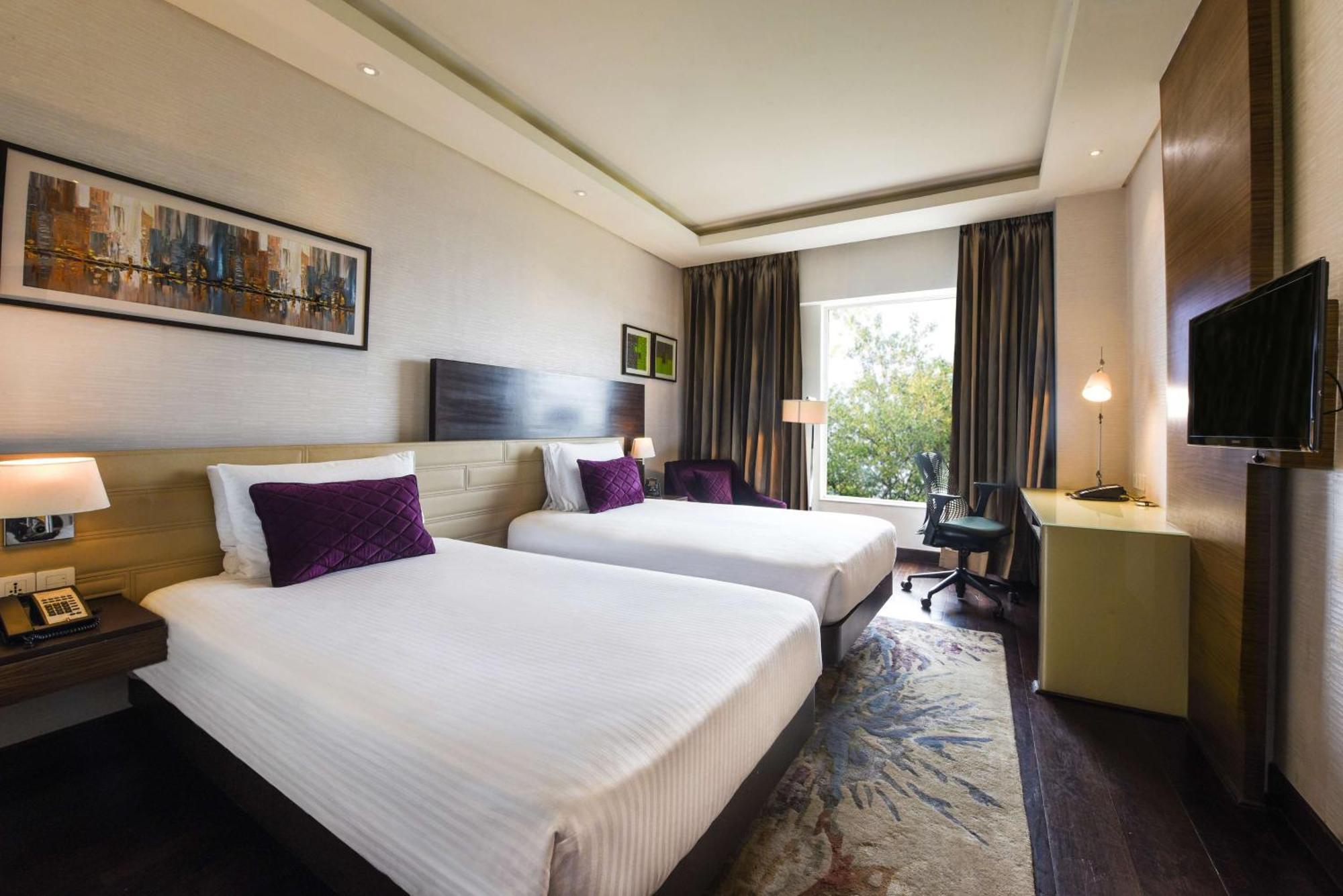 Doubletree By Hilton Gurugram Baani Square Hotel Gurgaon Exterior photo
