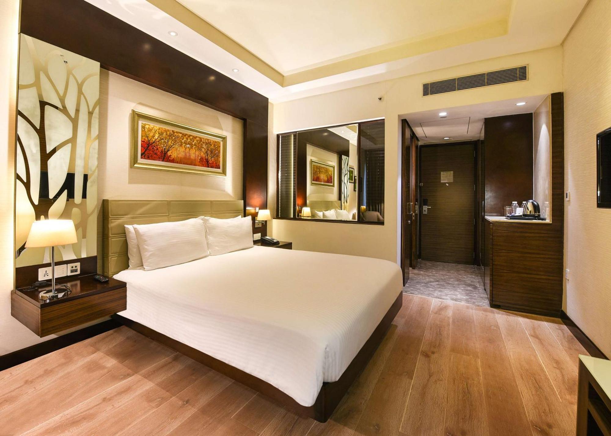Doubletree By Hilton Gurugram Baani Square Hotel Gurgaon Exterior photo