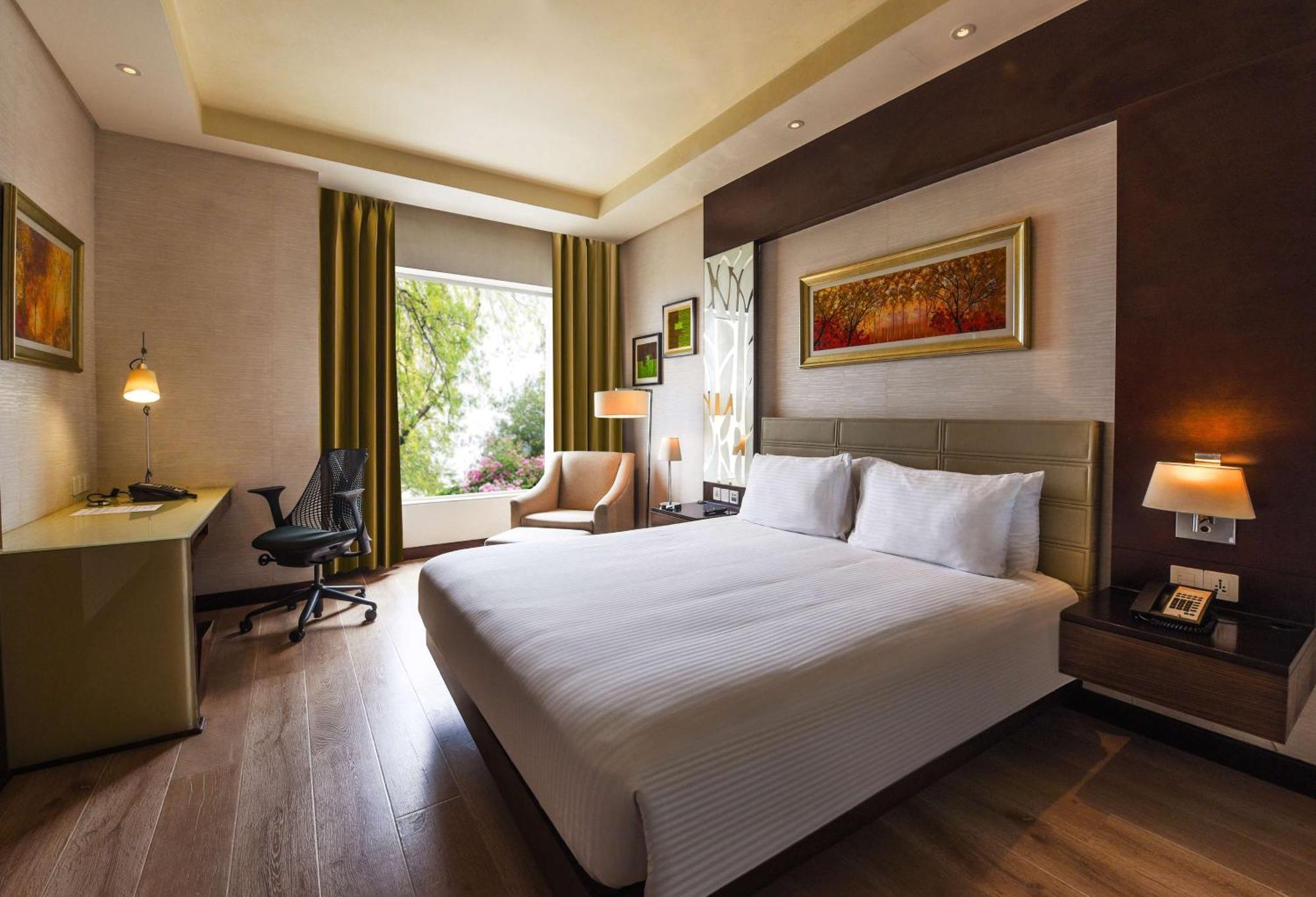Doubletree By Hilton Gurugram Baani Square Hotel Gurgaon Exterior photo