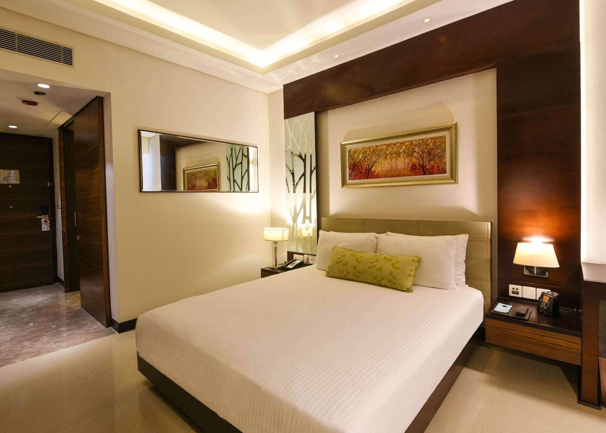 Doubletree By Hilton Gurugram Baani Square Hotel Gurgaon Exterior photo