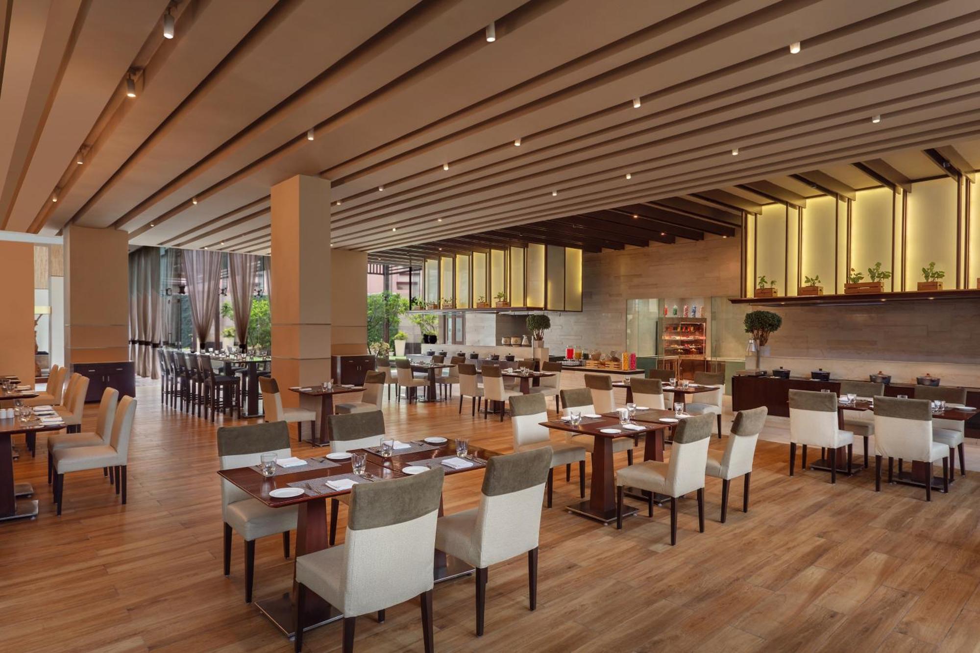 Doubletree By Hilton Gurugram Baani Square Hotel Gurgaon Exterior photo