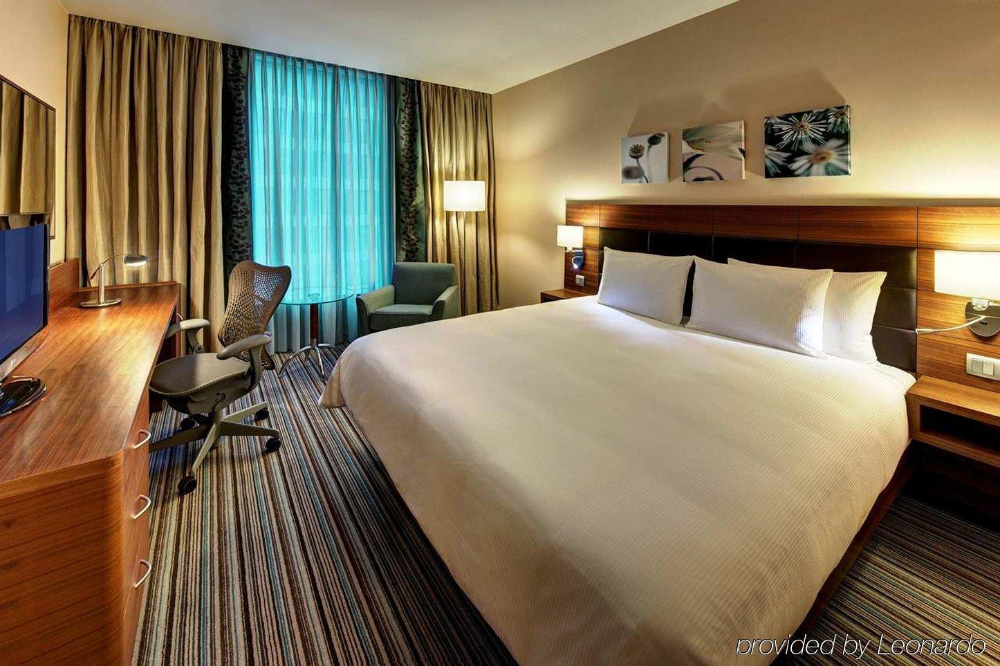 Doubletree By Hilton Gurugram Baani Square Hotel Gurgaon Room photo